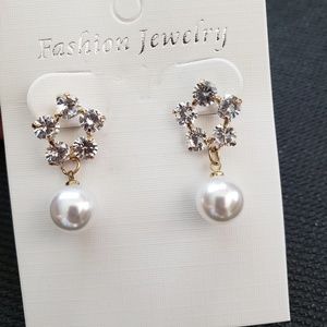 Beautiful Pearl Earring crystal and gold base